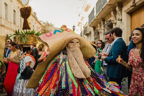 Personaje tradicional Tiliche bailando en las calles durante una boda gestionada por una Wedding Planner Oaxaca.