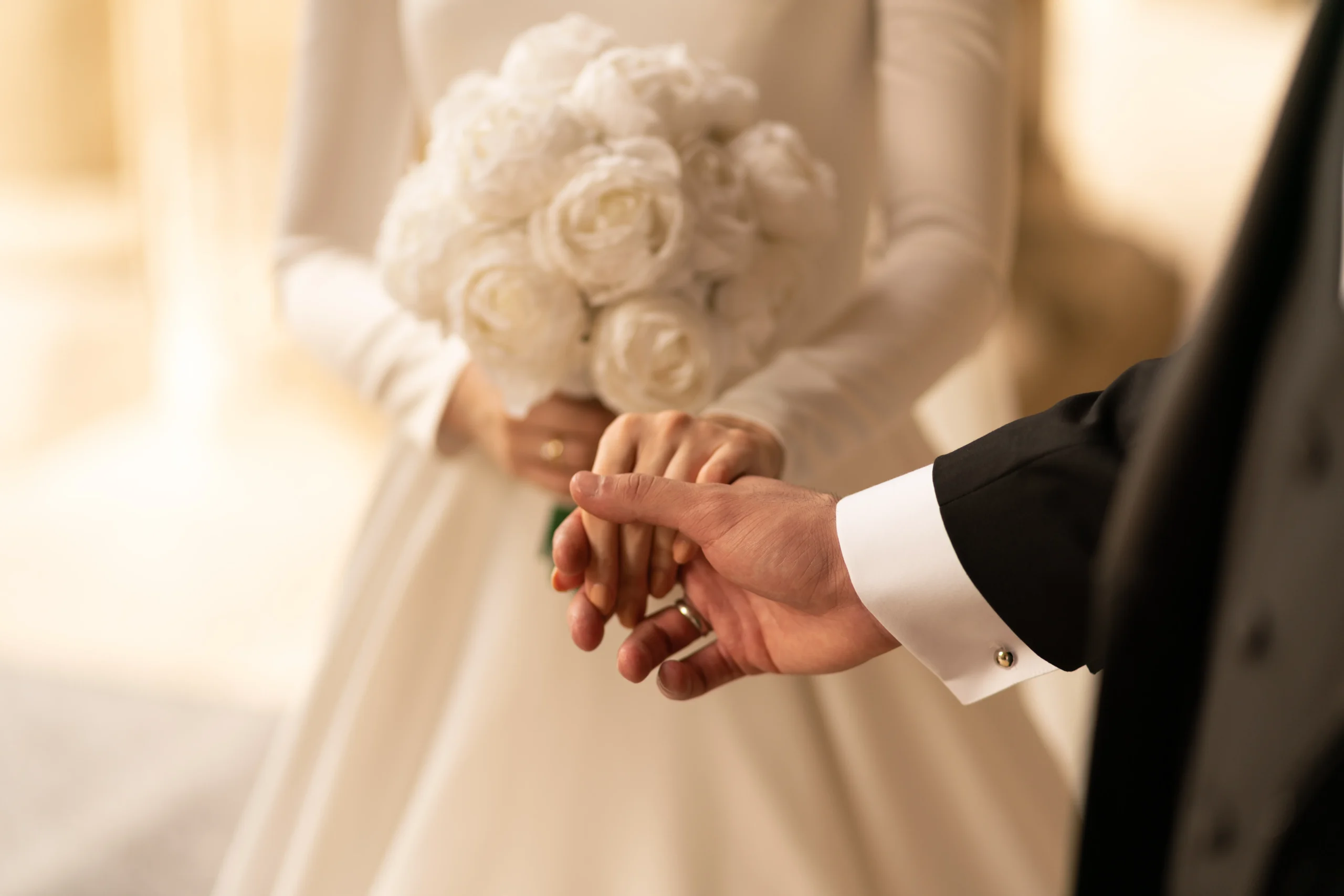 Planificador de bodas: fotografía de una mujer vestida de novia sosteniendo un ramo color blanco junto a su pareja.