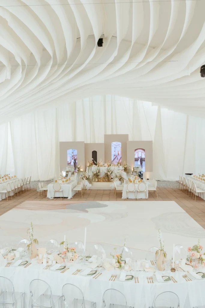 Salón de eventos con techos de tela blanca y diseño minimalista ideal para una despedida de soltera sofisticada.